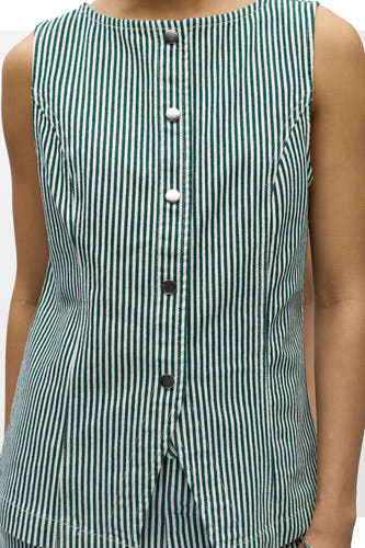 Chemise verte sans manches à rayures de OBJECT avec des rayures blanches et des boutons-pression argentés sur le devant.