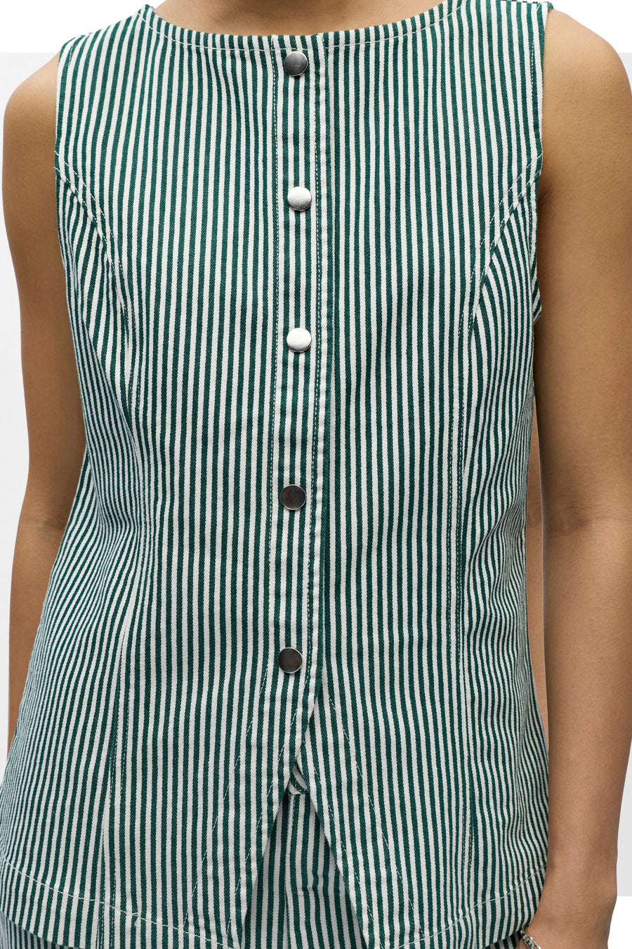 Chemise verte sans manches à rayures de OBJECT avec des rayures blanches et des boutons-pression argentés sur le devant.