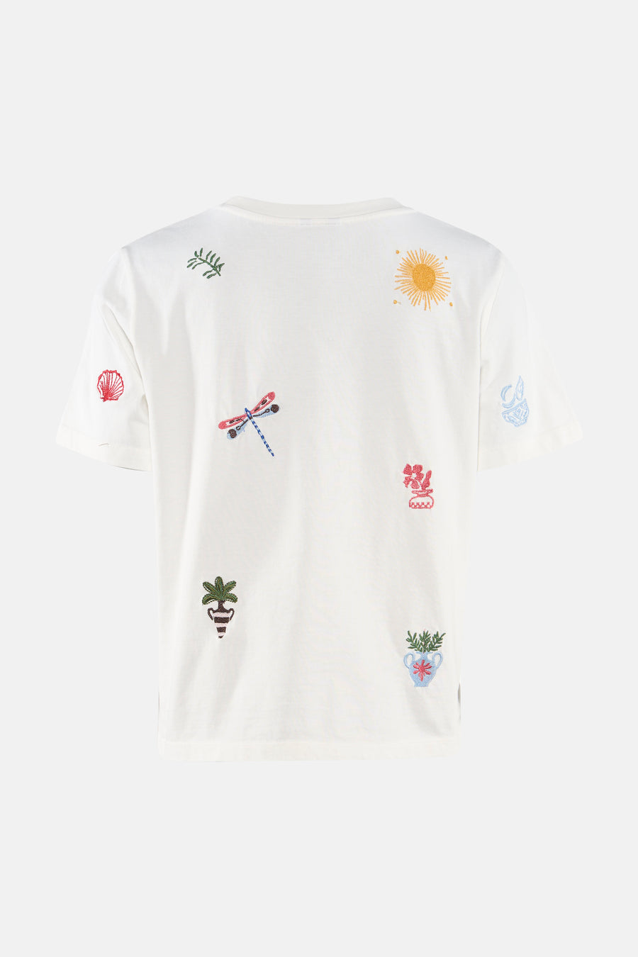 T-shirt multicolore OBJECT en blanc avec motifs brodés de soleil, libellule, coquillage et plantes au dos.