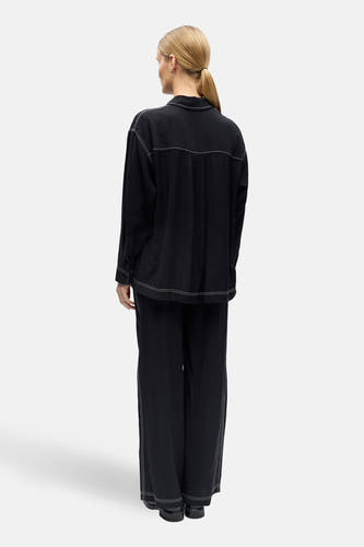 Chemise noire à manches longues de OBJECT, avec surpiqûres contrastées.