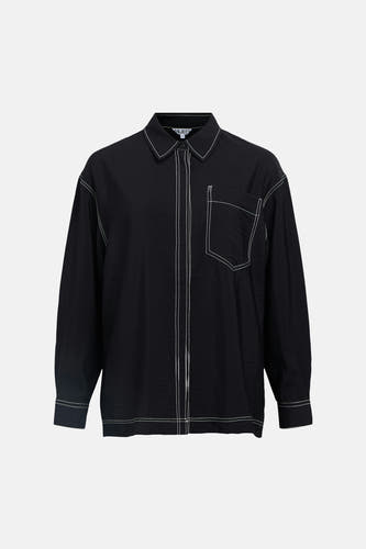 Chemise noire à manches longues de OBJECT, avec surpiqûres blanches contrastantes et une poche poitrine.