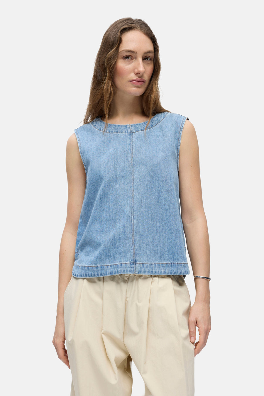 Chemisier sans manches en denim bleu clair de OBJECT avec encolure ronde et coutures apparentes.