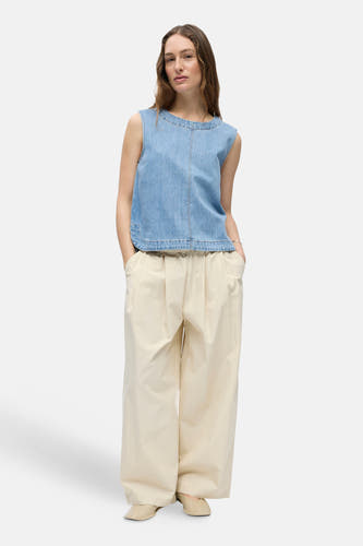 Chemisier sans manches en denim bleu clair de OBJECT avec col rond, porté par un mannequin.