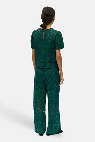 Haut en dentelle verte à manches courtes de OBJECT, avec motif floral et détail en trou de serrure, porté avec un pantalon assorti.