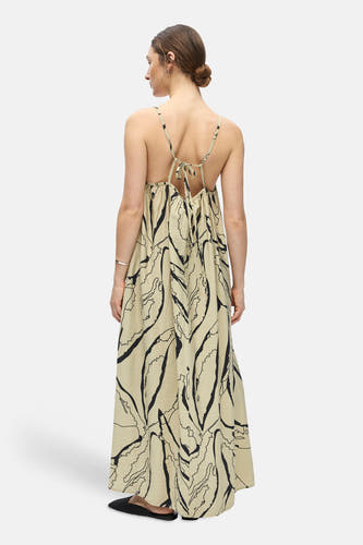 Une robe beige sans manches de OBJECT avec imprimé abstrait noir, texture froissée, dos ouvert et liens à nouer, vue de dos.