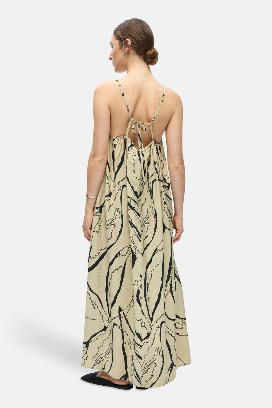 Une robe beige sans manches de OBJECT avec imprimé abstrait noir, texture froissée, dos ouvert et liens à nouer, vue de dos.