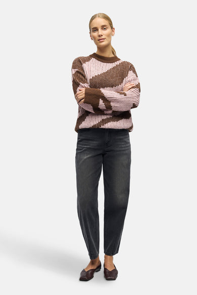 Sweat-shirt multicolore à col rond d'OBJECT, avec un motif zigzag horizontal et associé à des jeans noirs et des chaussures marrons.