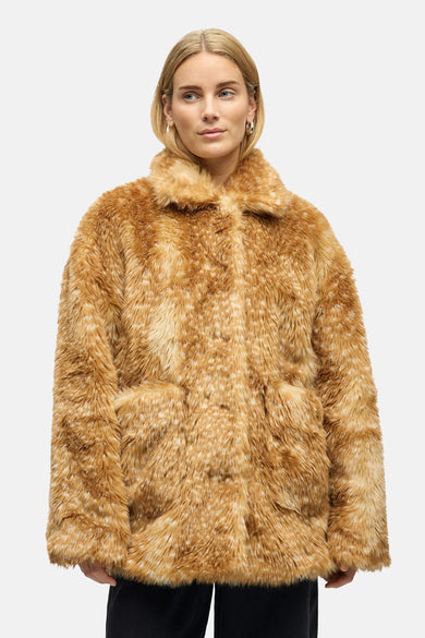 Manteau court brun d'OBJECT, avec une texture fausse fourrure et un col.