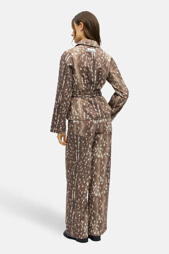 Manteau brun d'OBJECT, avec motif en peau de bête et ceinture, vu de derrière.