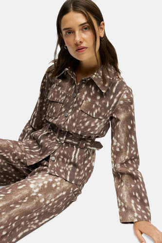 Manteau court brun d'OBJECT, avec une impression animale frappante et une ceinture assortie.
