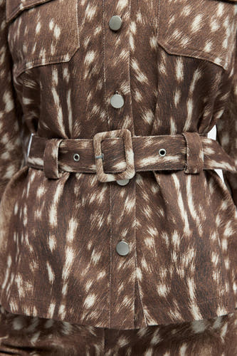 Manteau court brun d'OBJECT, avec une impression tachetée et une ceinture dans le même tissu.