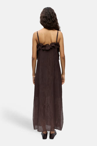Robe marron sans manches de OBJECT avec une texture verticale fine, des volants au dos et de fines bretelles, vue de dos.