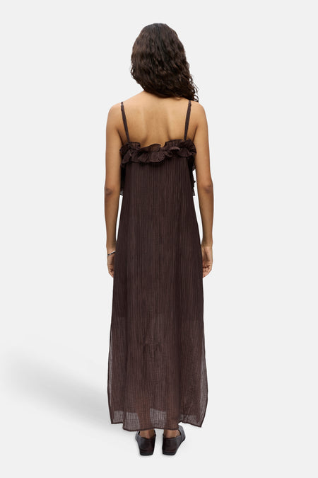 Robe marron sans manches de OBJECT avec une texture verticale fine, des volants au dos et de fines bretelles, vue de dos.