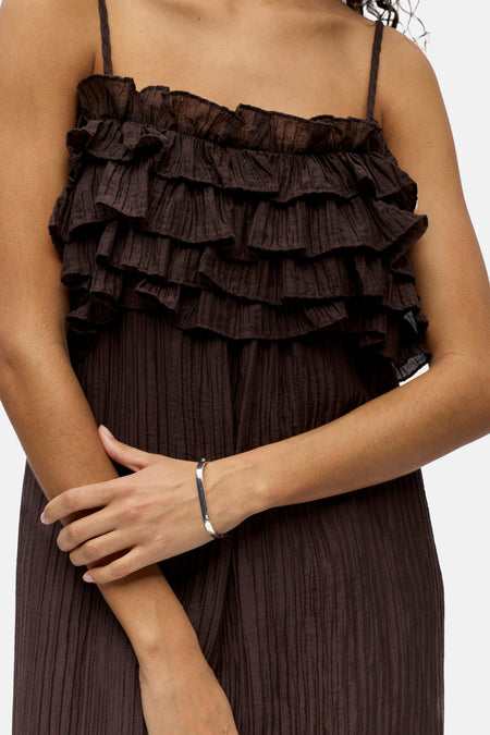 Robe courte sans manches marron d'OBJECT avec texture plissée, le haut à volants et un bracelet argenté.