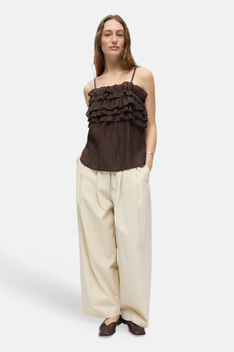 Chemisier marron sans manches de OBJECT avec volants et texture plissée, vue de dos, combiné avec un pantalon beige large.