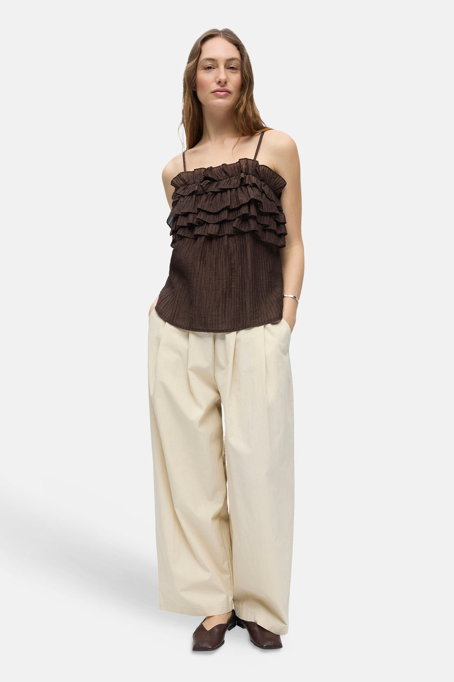 Chemisier marron sans manches de OBJECT avec volants et texture plissée, vue de dos, combiné avec un pantalon beige large.