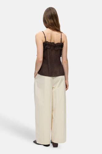 Mouwloze bruine blouse van OBJECT met ruches en plissé textuur, rugzicht, gecombineerd met brede beige broek.