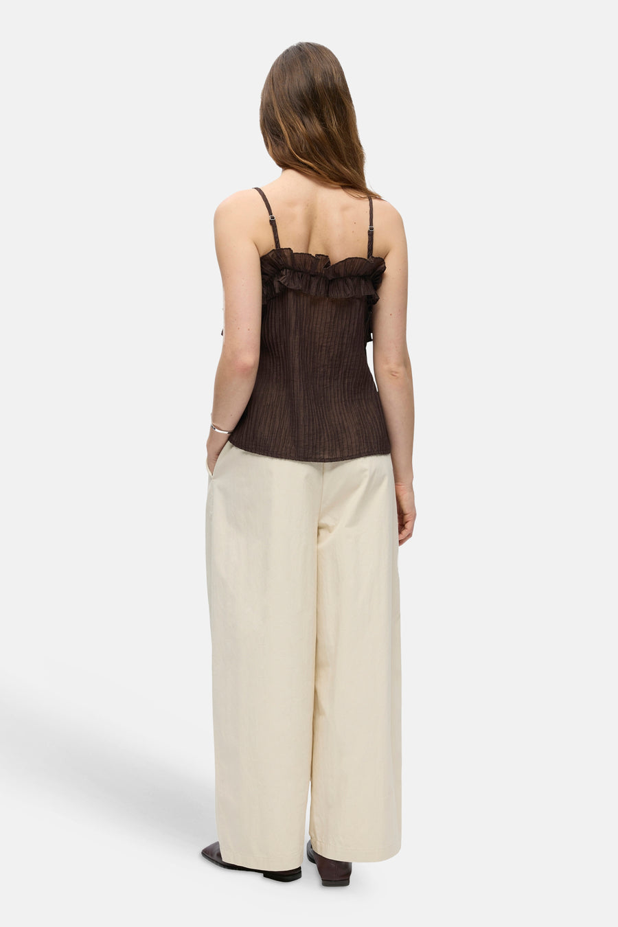 Mouwloze bruine blouse van OBJECT met ruches en plissé textuur, rugzicht, gecombineerd met brede beige broek.