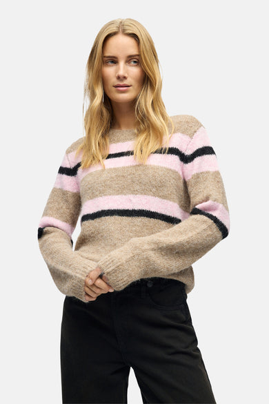 Sweat-shirt multicolore à col rond d'OBJECT, avec des rayures roses et noires, associé à un pantalon noir.