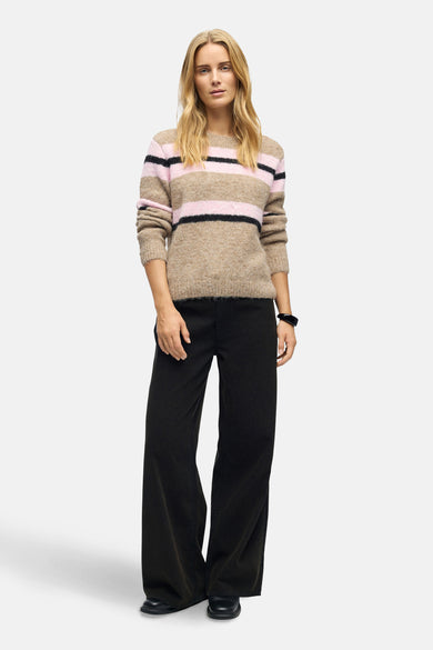 Sweat-shirt multicolore à col rond d'OBJECT, avec des rayures roses et noires, associé à un pantalon noir large.