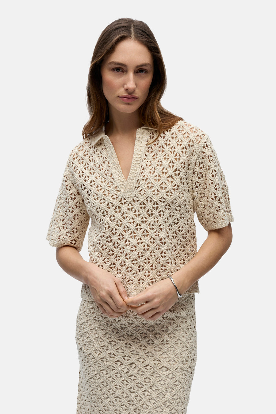 Pull écru à col en V de OBJECT, avec motif au crochet et manches courtes.