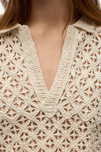 Pull col V écru d'OBJECT, avec texture crochetée et motif ajouré, gros plan.
