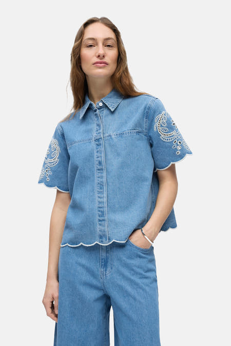Chemise en jean bleu clair de OBJECT avec broderie anglaise blanche et bords festonnés, combinée avec un pantalon large assorti.