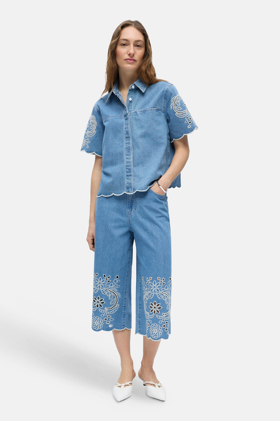 Lichtblauw spijker overhemd van OBJECT met witte broderie anglaise en festoenranden, gecombineerd met bijpassende culottes.