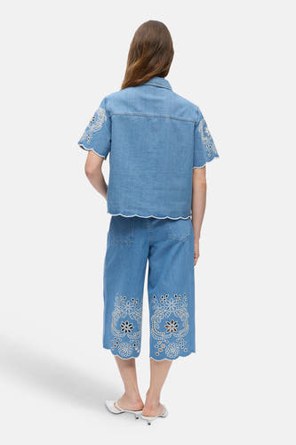 Chemise en jean bleu clair à manches courtes de OBJECT, avec motif brodé blanc et ourlet festonné, dos.
