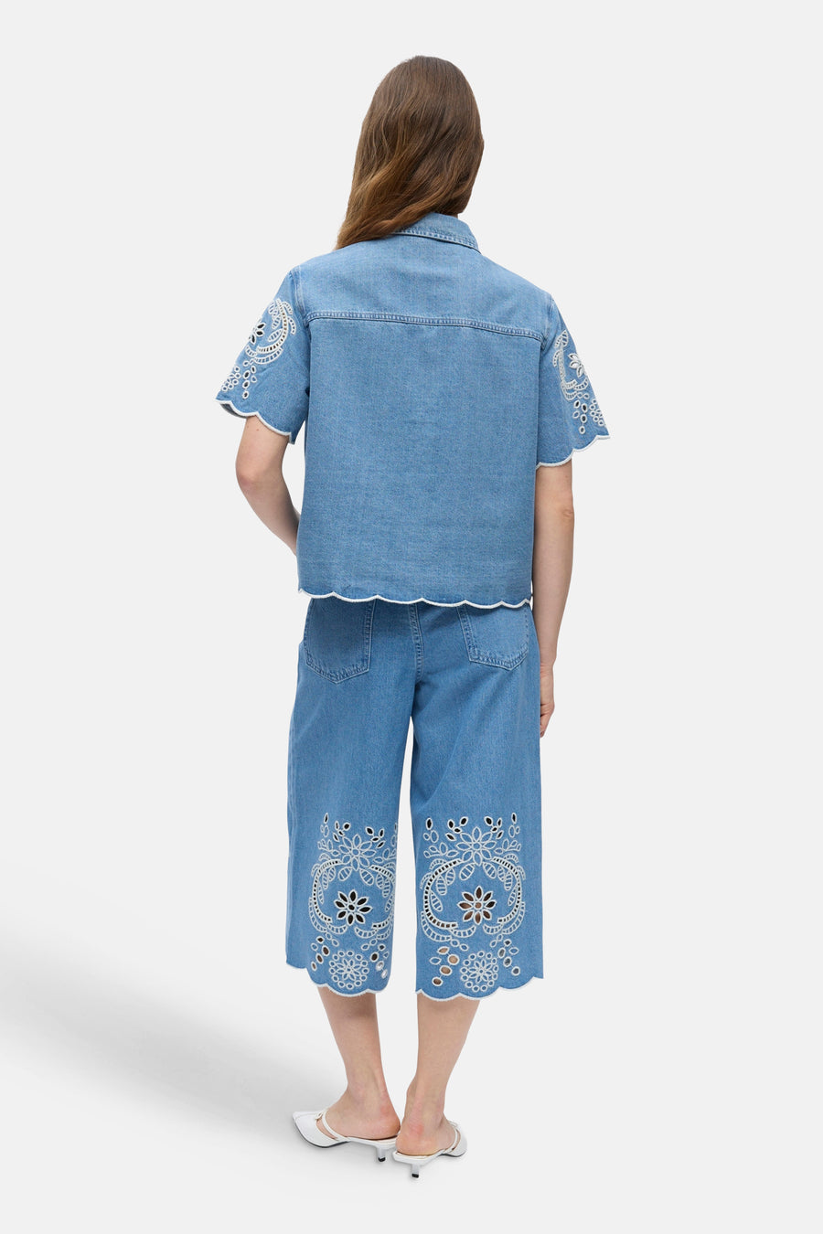 Chemise en jean bleu clair à manches courtes de OBJECT, avec motif brodé blanc et ourlet festonné, dos.