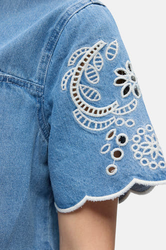 Chemise en jean bleu clair à manches courtes de OBJECT, avec motif brodé blanc et ourlet festonné aux manches.