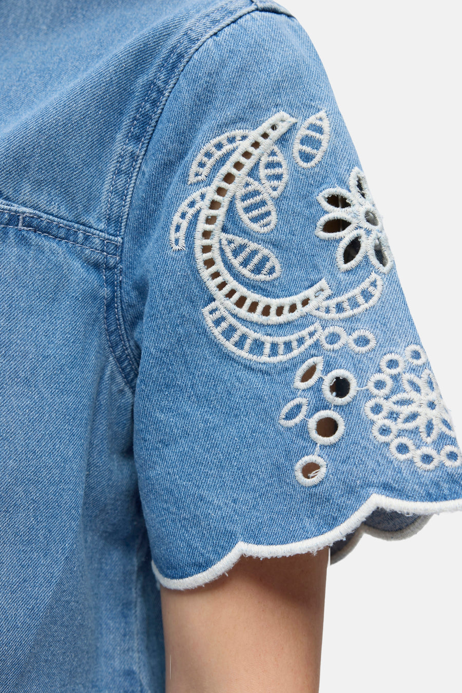 Chemise en jean bleu clair à manches courtes de OBJECT, avec motif brodé blanc et ourlet festonné aux manches.