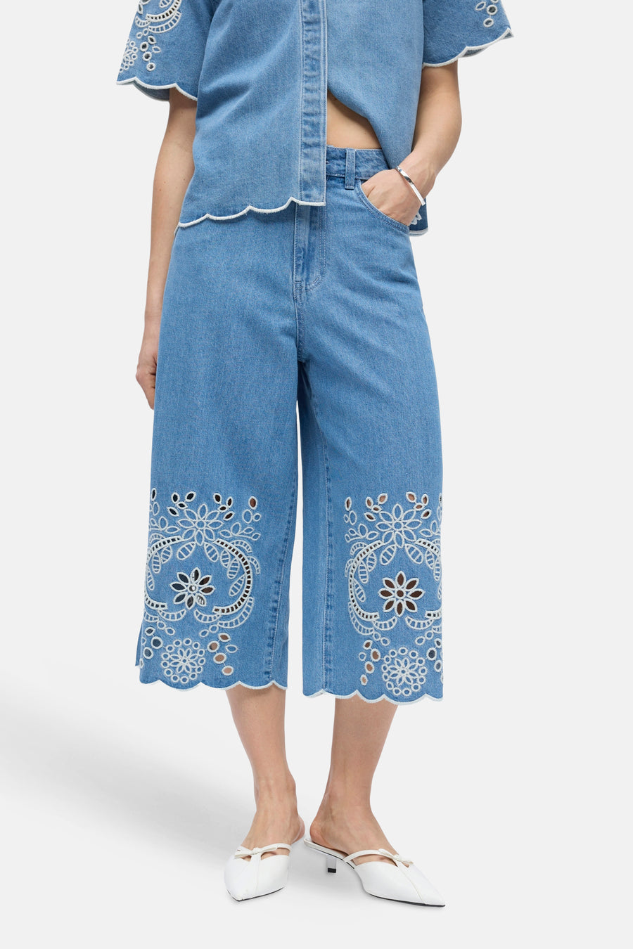 Lichtblauwe denim culotte van OBJECT met geborduurde schulpranden.