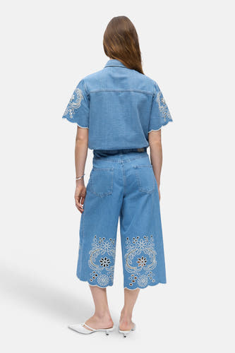 Short culotte en denim bleu clair de OBJECT avec motif découpé brodé blanc et ourlets festonnés, dos.