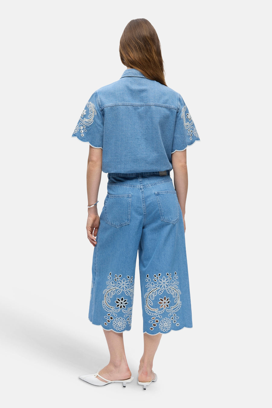 Short culotte en denim bleu clair de OBJECT avec motif découpé brodé blanc et ourlets festonnés, dos.