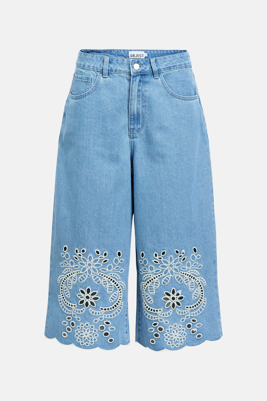 Short en jean bleu clair de OBJECT avec jambes larges, broderie florale blanche et ourlet festonné.