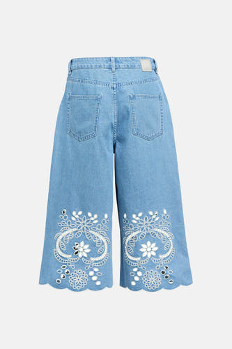 Short en jean bleu clair de OBJECT avec broderie blanche, découpes et petits détails réfléchissants sur les jambes festonnées, vue arrière.