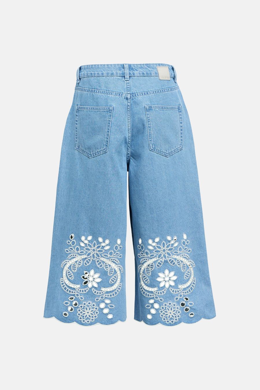 Short en jean bleu clair de OBJECT avec broderie blanche, découpes et petits détails réfléchissants sur les jambes festonnées, vue arrière.