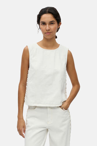 Chemisier blanc sans manches de OBJECT avec un tressage remarquable sur les côtés, assorti à un pantalon assorti.