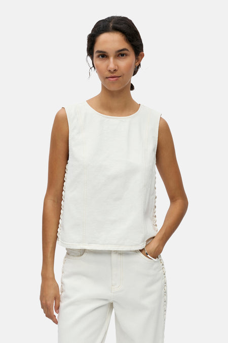 Chemisier blanc sans manches de OBJECT avec un tressage remarquable sur les côtés, assorti à un pantalon assorti.