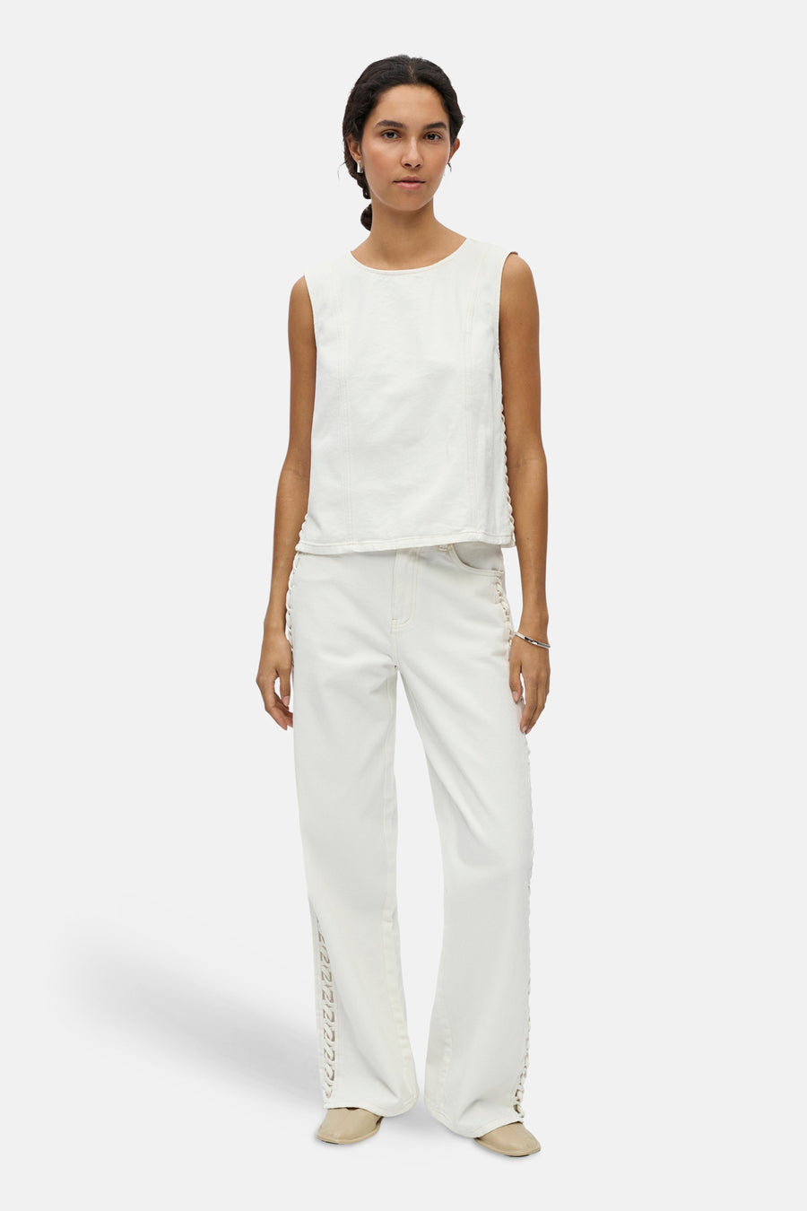 Witte mouwloze blouse van OBJECT met opvallend vlechtwerk aan de zijkanten, gecombineerd met een bijpassende broek.