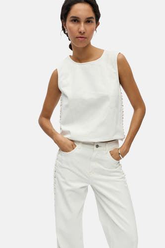 Jean blanc de couleur d'OBJECT avec jambes droites, coutures contrastées claires et un détail froncé sur les côtés.