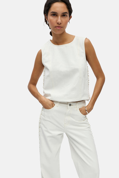 Jean blanc de couleur d'OBJECT avec jambes droites, coutures contrastées claires et un détail froncé sur les côtés.