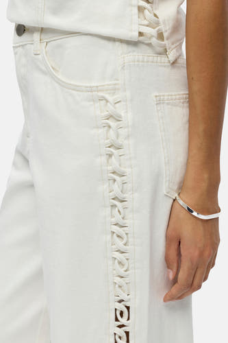 Jean de couleur blanche d'OBJECT avec des détails de laçage tressé le long de la couture latérale.