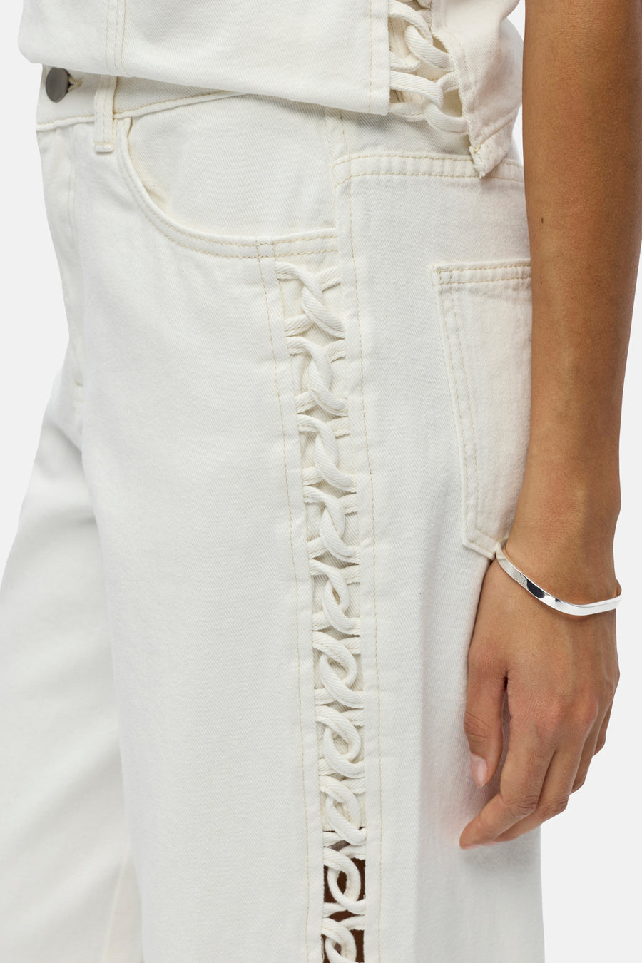 Jean de couleur blanche d'OBJECT avec des détails de laçage tressé le long de la couture latérale.