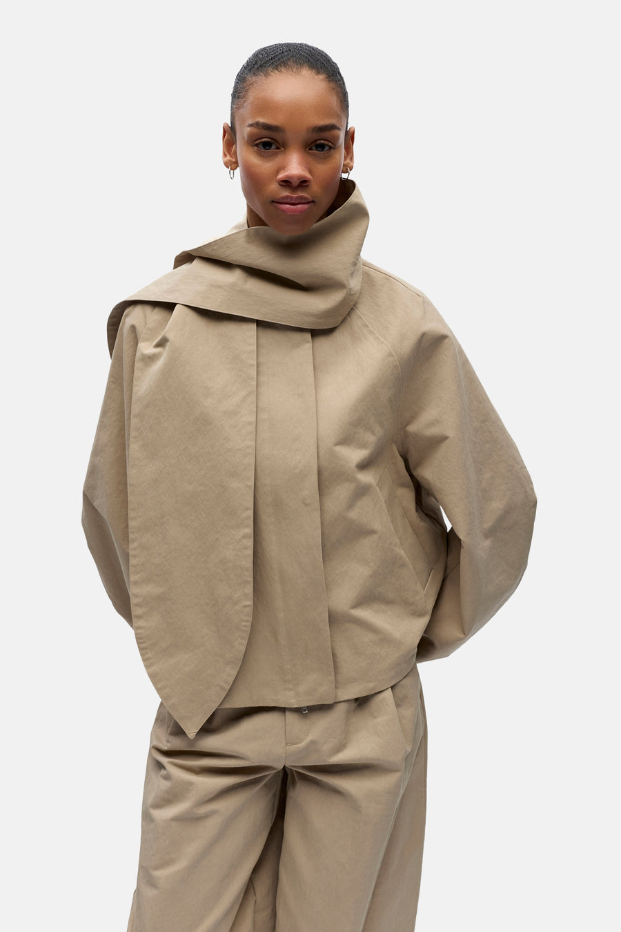 Manteau court beige d'OBJECT avec col oversize et pantalon large assorti et chaussures noires.