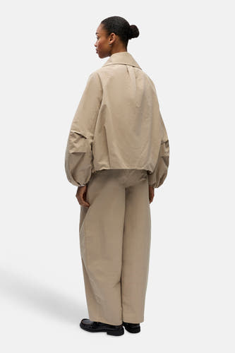 Manteau court beige d'OBJECT, avec de longues manches bouffantes et une coupe décontractée.