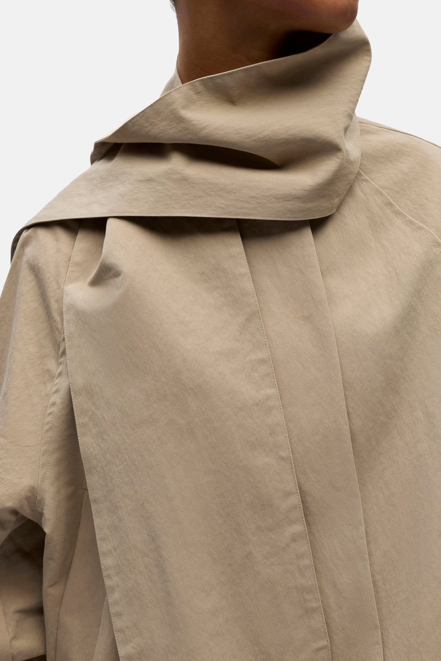 Manteau court beige d'OBJECT, avec un col large et des plis dans le dos.