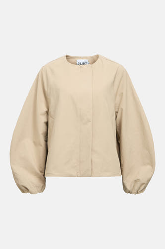 Manteau court beige d'OBJECT, avec de longues manches ballon et une fermeture dissimulée.