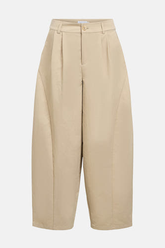 Pantalon beige de OBJECT, avec jambes larges et plis sur le devant.